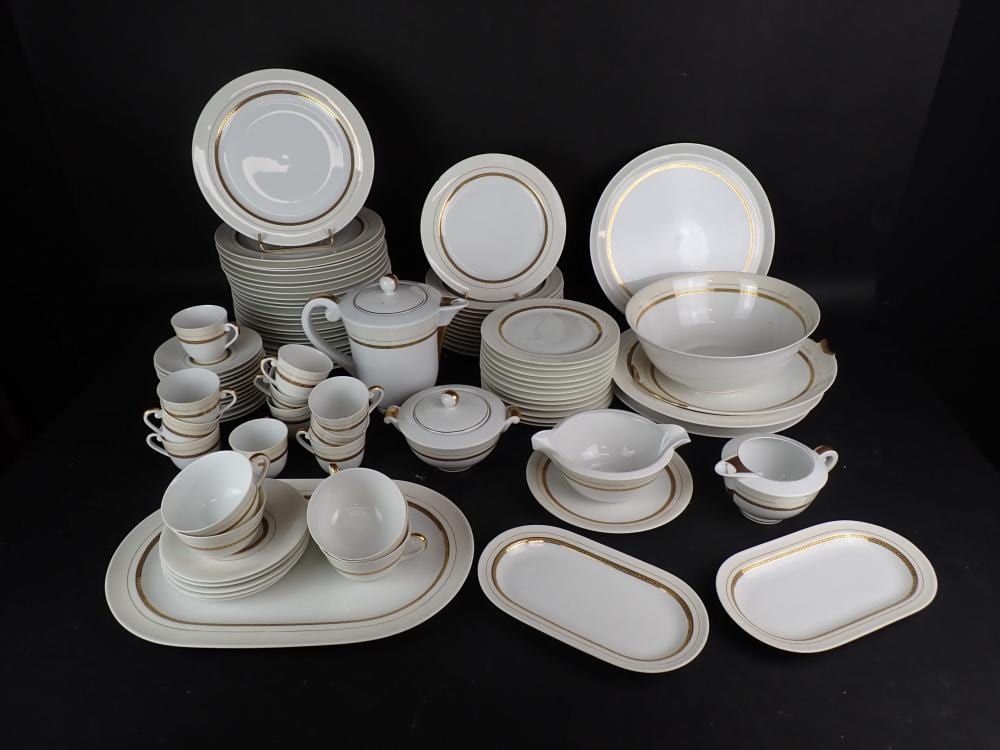Limoges comparable auction result: limoges a vignaud partie de service de table de 89 pi ces en porcelaine d cor d une frise dor e d cor de motifs g om triques dont 23 assiettes diam 24 cm