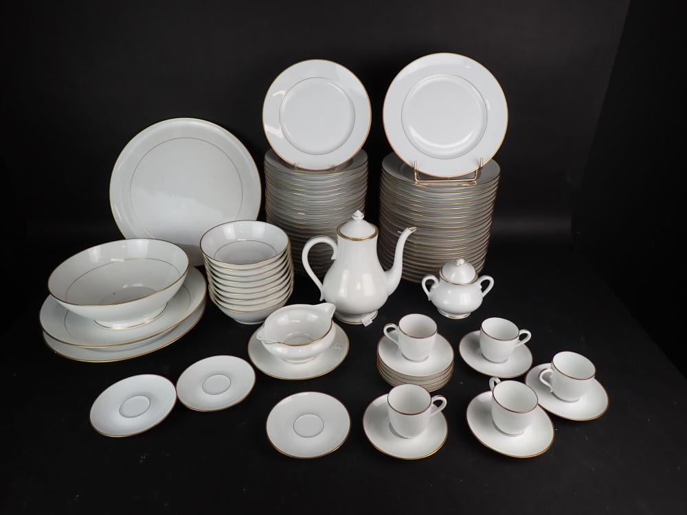 Limoges comparable auction result: limoges jammet seignolles partie de service de table en porcelaine blanche d cor d un liser dor comprenant