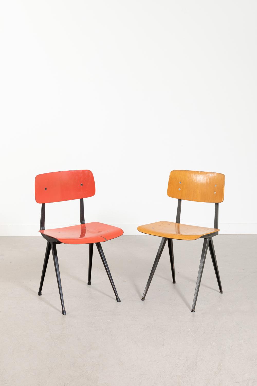 friso kramer 1922 2019 suite de deux chaises structure en m tal laqu noir assise et dossier en bois thermoform e pour l une et en m lamin rouge pour l autre · Gros-Delettrez · 2026-07-09 Friso Kramer comparable auction result: friso kramer 1922 2019 suite de deux chaises structure en m tal laqu noir assise et dossier en bois thermoform e pour l une et en m lamin rouge pour l autre