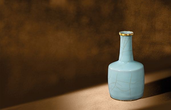An Outstanding 'Guan' Mallet Vase Southern Song Dynasty , THE YUJIN YUAN GUAN VASE comparable sale