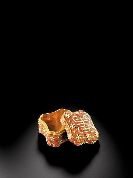 A Superb Coral Inlaid And Embellished Gold Box And Cover Qing Dynasty, YONGZHENG / QIANLONG PERIOD comparable sale
