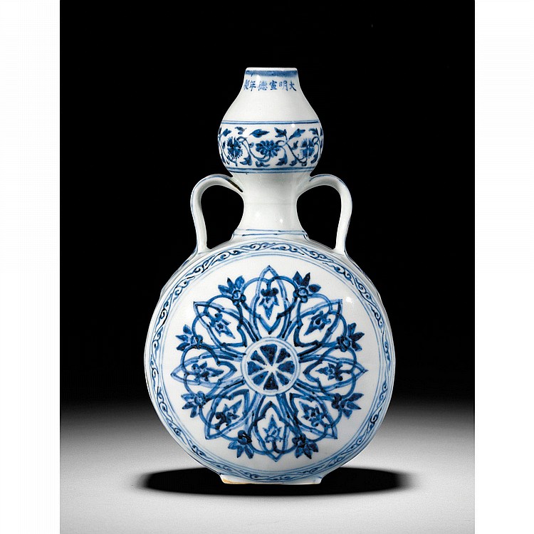 A Fine And Rare Blue And WHITE PILGRIM'S FLASK MARK AND PERIOD OF XUANDE comparable sale
