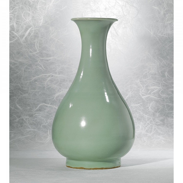 A FINE AND VERY RARE 'KINUTA' GLAZED 'LONGQUAN' CELADON VASE (YUHUCHUN PING) SOUTHERN SONG DYNASTY sold by Sotheby's, lot 532 — auction record photograph