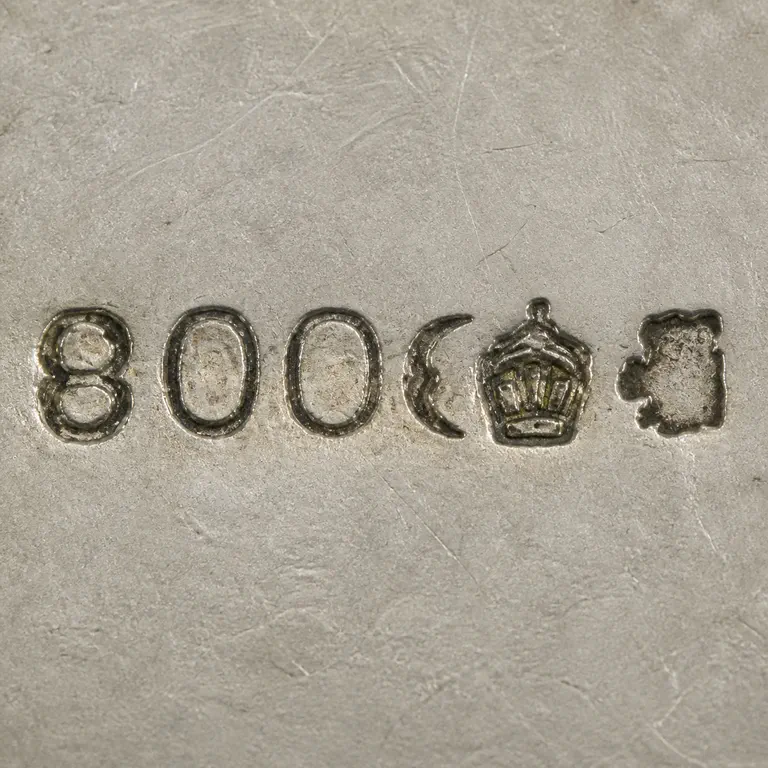 Robert Altermann: The row preserves 800, crescent, compact crown-like device, and a separate final irregular fragment; oxidized reconstruction.