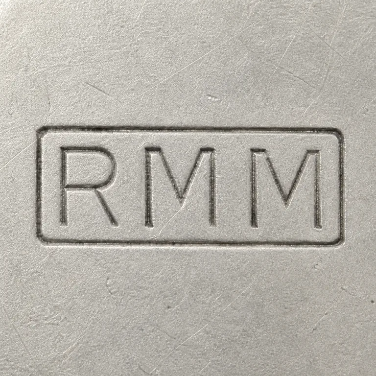 R M M: R-M-M sequence and one simple rectangular border in upright orientation; oxidized reconstruction.